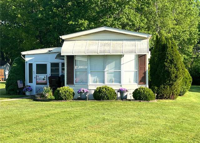 Property at 1515 Lee Ln, Grove City Boro, PA 16127, 2 beds, 1 bath