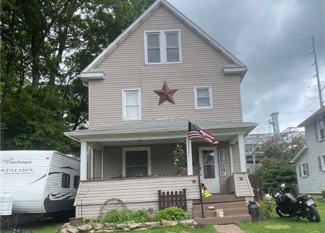 Property at 225 Park St, Grove City Boro, PA 16127, 4 beds, 1 bath
