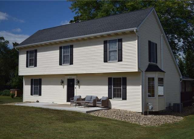 Property at 412 Circle Dr, Franklin Twp, PA 16117, 3 beds, 3 baths