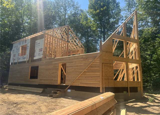 Property at 8498 E Lake Rd, Harborcreek Twp, PA 16511, 3 beds, 2.5 baths