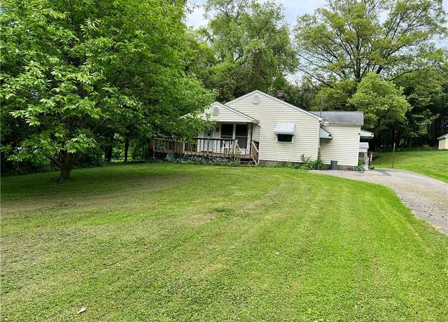 Property at 4 Woodbine Dr, Hempfield Twp - Mer, PA 16125, 3 beds, 1 bath