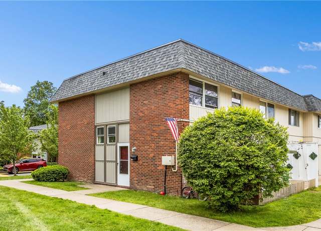 Property at 235 College Park Dr, Moon/crescent Twp, PA 15108, 3 beds, 1.5 baths