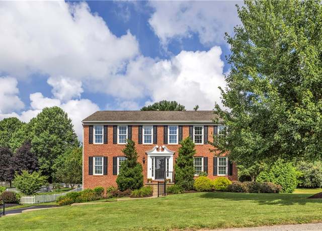 Property at 900 Castlegate Cir, Hempfield Twp - Wml, PA 15601, 4 beds, 2.5 baths