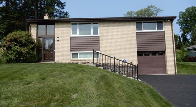 Photo of 204 Stonebrook Dr, Peters Twp, PA 15317