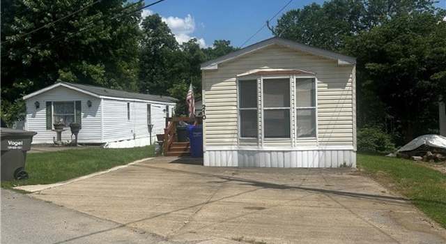 Photo of 210 Sunnyhill Dr, Valencia, PA 16059