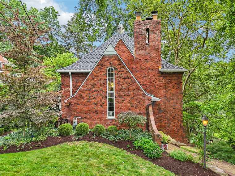 Photo of 441 Jefferson Dr Mt. Lebanon, PA 15228