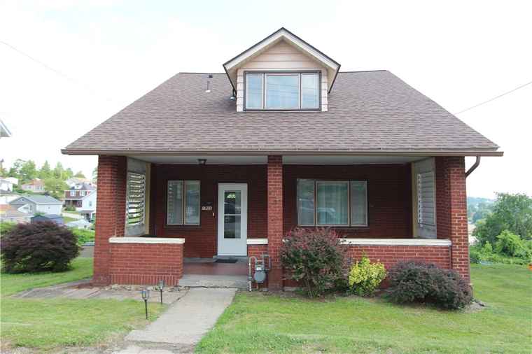 Photo of 1405 Leaside Dr Lincoln Place, PA 15207
