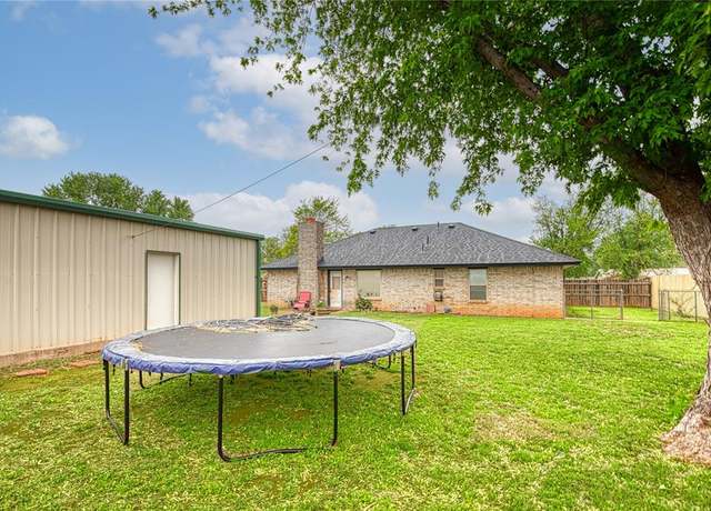 Property at 208 Sycamore Ave, Elk City, OK 73644, 3 beds, 2 baths