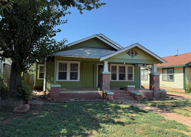 Property at 711 E Walnut St, Altus, OK 73521, 3 beds, 2 baths