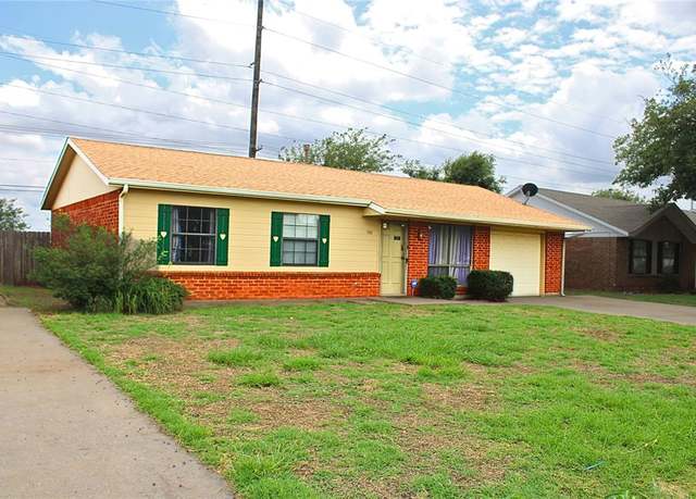 Property at 900 Hairston St, Altus, OK 73521, 3 beds, 2 baths