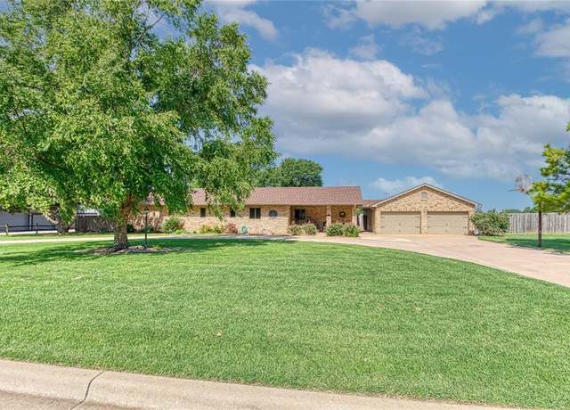 Property at 517 Garrett St, Elk City, OK 73644, 3 beds, 3 baths