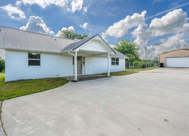 Property at 1304 W Walnut St, Tecumseh, OK 74873, 3 beds, 2 baths