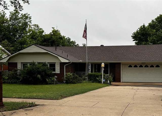 Property at 2000 Meadowbrook St, Ponca City, OK 74604, 3 beds, 2 baths