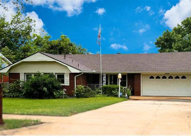 Property at 2000 Meadowbrook St, Ponca City, OK 74604, 3 beds, 2 baths