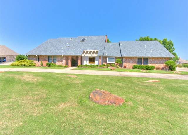 Property at 9 Country Club Rd, Shawnee, OK 74801, 5 beds, 4.5 baths