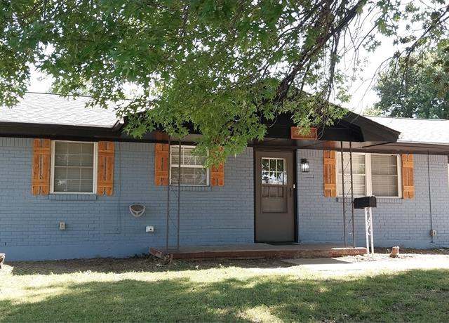 Property at 836 NW 9th St, Moore, OK 73160, 3 beds, 1 bath