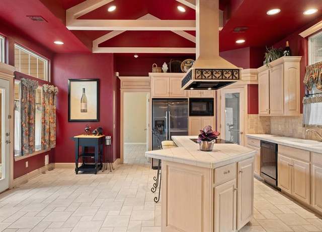 Property at 704 Capri Pl, Edmond, OK 73034, 3 beds, 3 baths