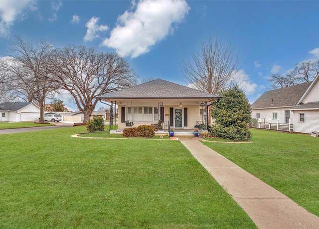 Property at 821 W Broadway Ave, Elk City, OK 73644, 3 beds, 1.5 baths
