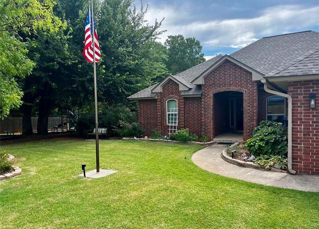 Property at 18100 Scarlet Oak Ln, Edmond, OK 73012, 3 beds, 2 baths