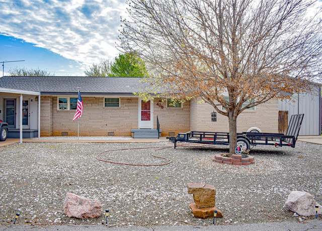 Property at 408 Spurlin Dr, Sayre, OK 73662, 3 beds, 2 baths