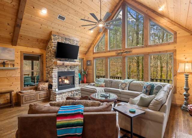 Property at 142 Lonely Oaks Trl, Broken Bow, OK 74728, 3 beds, 3 baths
