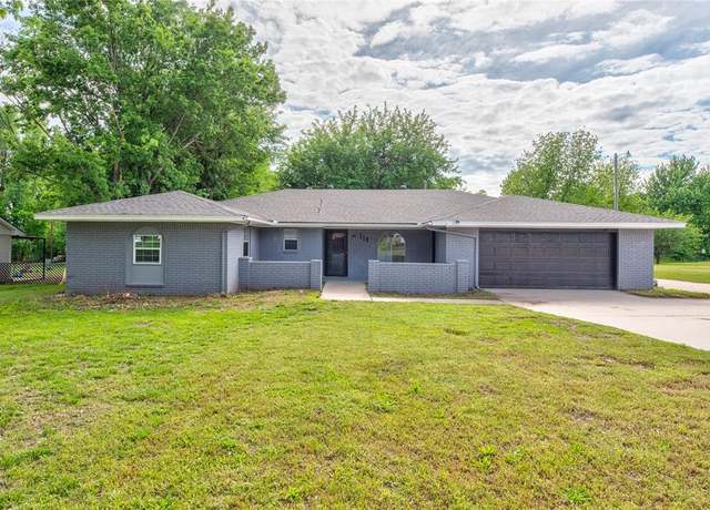 Property at 215 S Lake Park Dr, Mustang, OK 73064, 4 beds, 2.5 baths