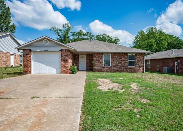 Property at 1218 E Fay St, Shawnee, OK 74801, 3 beds, 2 baths