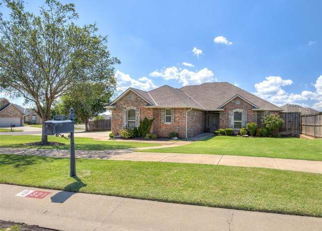 Property at 321 Highland Village Dr, Norman, OK 73069, 4 beds, 2.5 baths