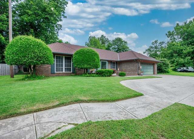 Property at 2704 S Berry Rd, Norman, OK 73072, 3 beds, 2.5 baths