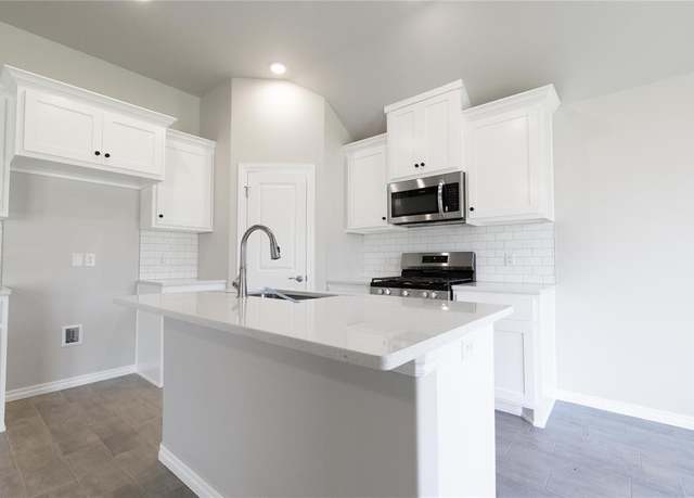 Property at 9233 NW 86th St, Yukon, OK 73099, 3 beds, 2 baths