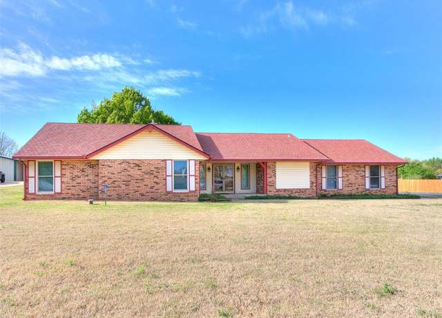 Property at 350 Atchley Dr, Edmond, OK 73034, 3 beds, 2 baths