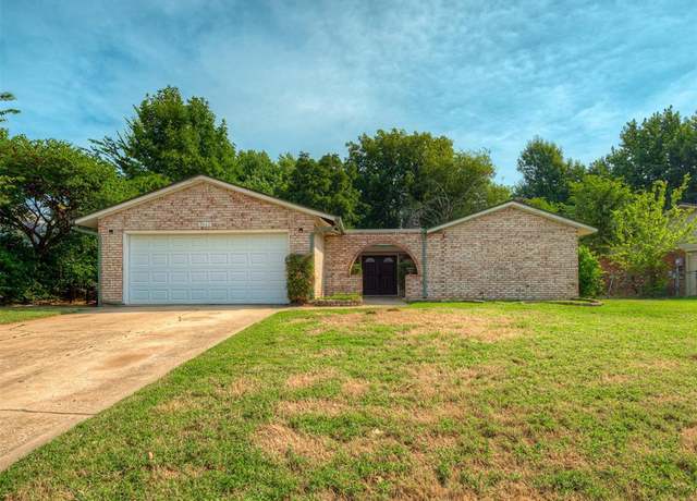 Property at 3612 Meadow Ln, Edmond, OK 73013, 3 beds, 2 baths