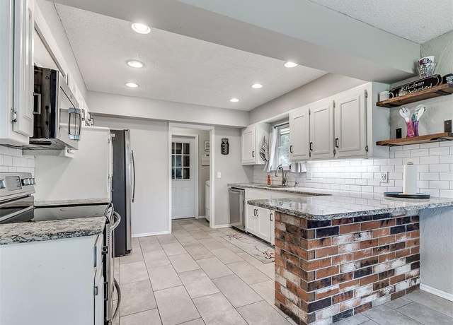 Property at 905 Ridgecrest Rd, Edmond, OK 73013, 3 beds, 2 baths