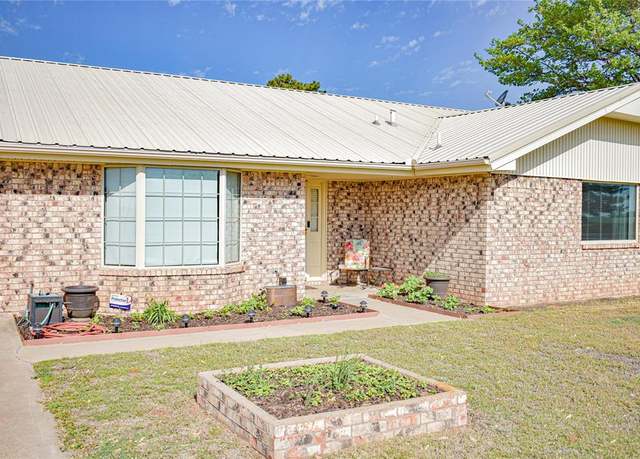 Property at 11851 N 1860 Rd, Sayre, OK 73662, 3 beds, 2 baths