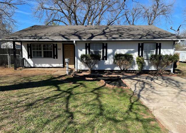 Property at 902 S 5th St, Chickasha, OK 73018, 3 beds, 2 baths