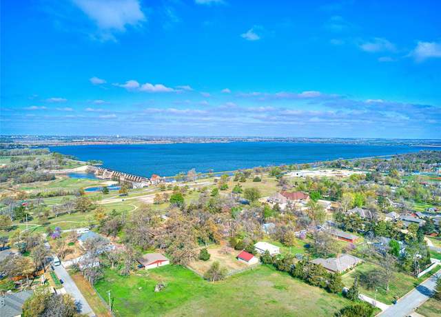 Property at 8209 Golden Oaks Rd, Oklahoma City, OK 73127, 3 beds, 2.5 baths