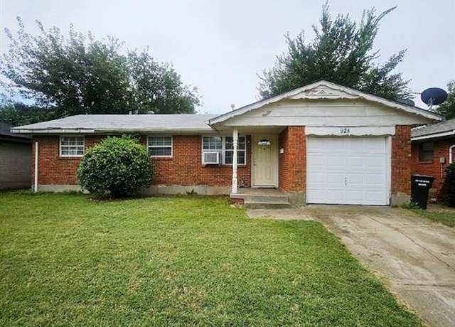 Property at 928 SW 3rd St, Moore, OK 73160, 3 beds, 1.5 baths