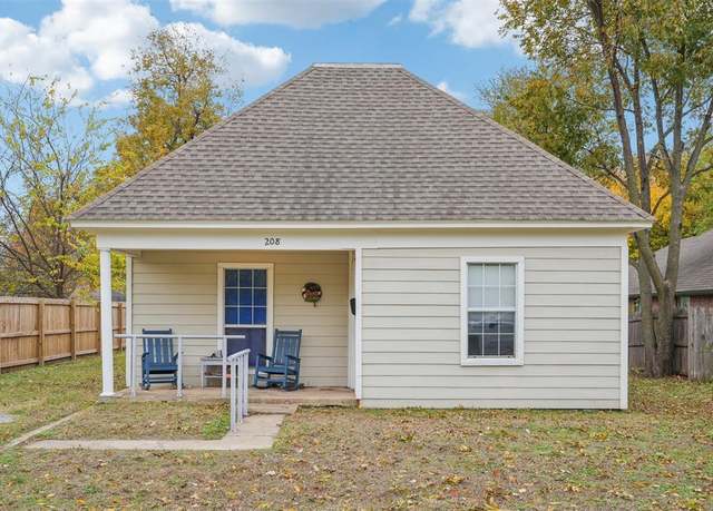 Property at 208 W 4th St, Edmond, OK 73003, 2 beds, 1 bath