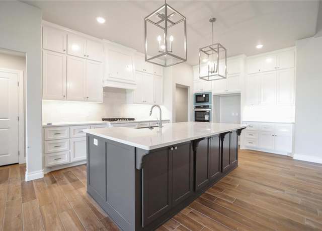 Property at 5800 Lantana Ln, Edmond, OK 73034, 5 beds, 3.5 baths