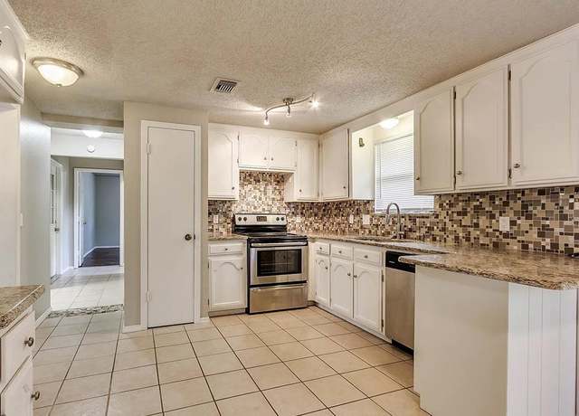 Property at 1300 San Fidel Ln, Edmond, OK 73003, 4 beds, 3 baths