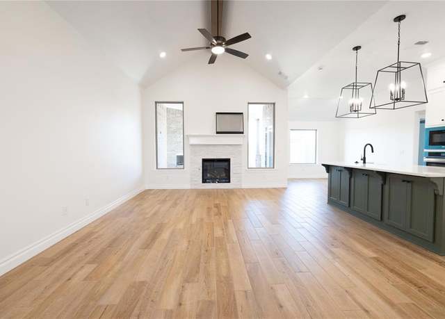 Property at 8301 Mountain Oak Dr, Edmond, OK 73034, 4 beds, 2 baths