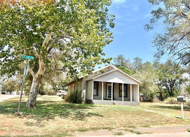 Property at 313 W Elm Ave, Sayre, OK 73662, 2 beds, 1 bath