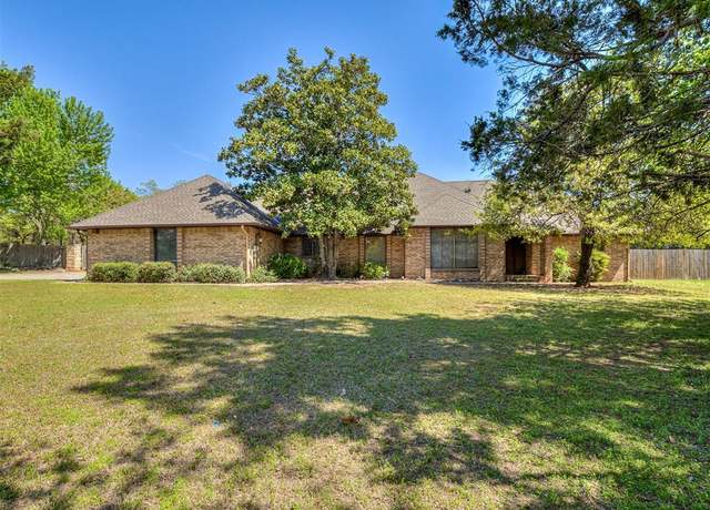 Property at 2809 Summit Dr, Edmond, OK 73034, 3 beds, 2.5 baths