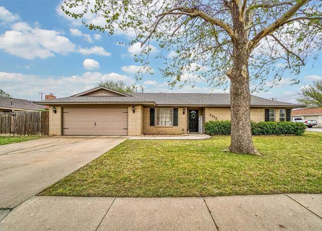 Property at 2212 N Robin St, Altus, OK 73521, 3 beds, 2 baths