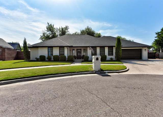Property at 1001 Fountain Gate Cir, Norman, OK 73072, 5 beds, 2.5 baths