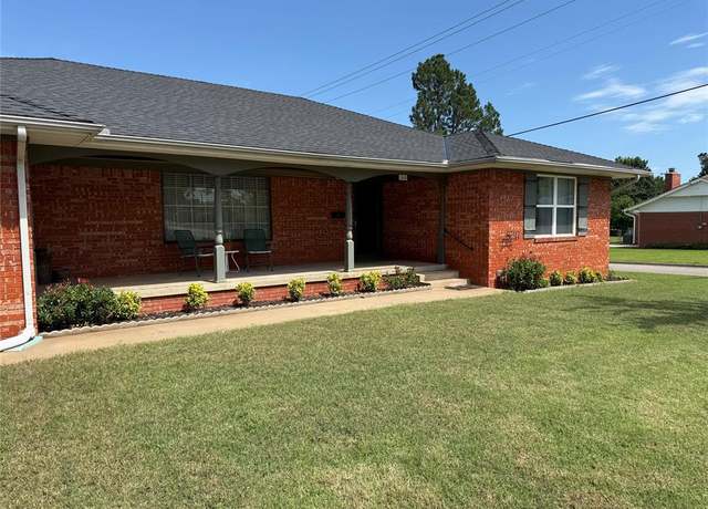Property at 1901 N Oklahoma Ave, Shawnee, OK 74804, 2 beds, 2 baths