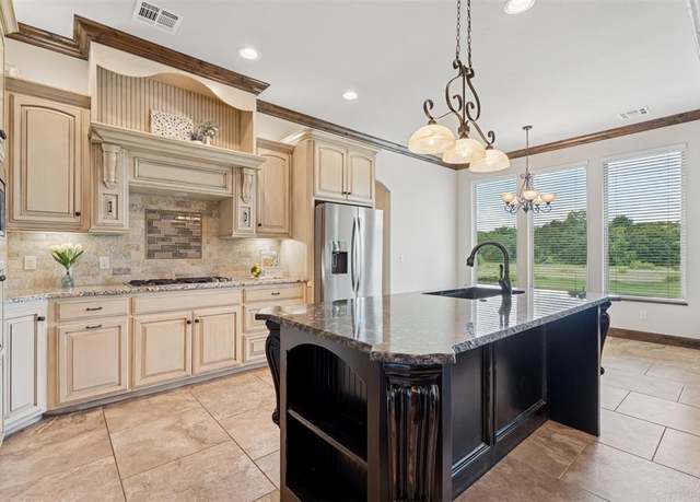Property at 6301 Valley View Rd, Edmond, OK 73034, 4 beds, 3.5 baths