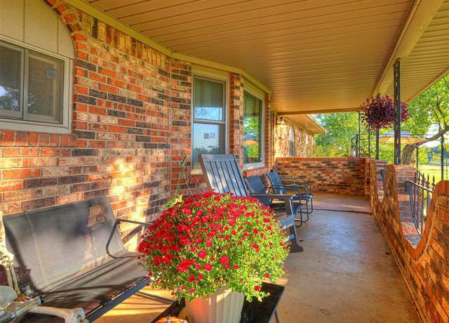 Property at 1322 S Jim Thorpe Blvd, Prague, OK 74864, 3 beds, 2 baths