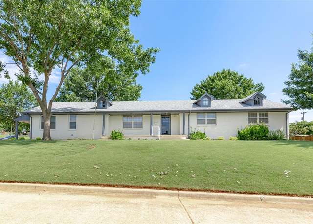 Property at 422 Francis Ave, Lindsay, OK 73052, 4 beds, 3.5 baths