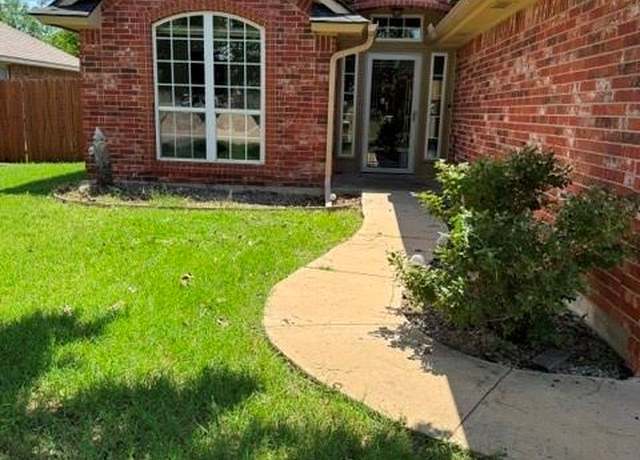 Property at 816 SW 32nd St, Moore, OK 73160, 3 beds, 2 baths